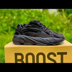 YEEZY BOOST 700v2 •Vanta•